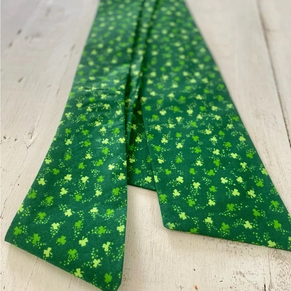 Equestrian Stock Tie Foxhunting Hunter Dressage Green Shamrocks Shaped - Picture 3 of 3